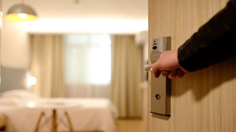 Rimini, camera Hotel a 1 euro a notte, ma con telecamere accese in stanza: la bizzarra offerta