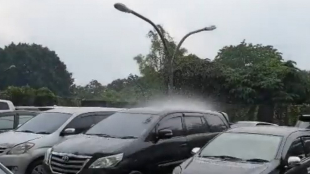 La nuvola di Fantozzi esiste davvero: piove su una sola auto – VIDEO