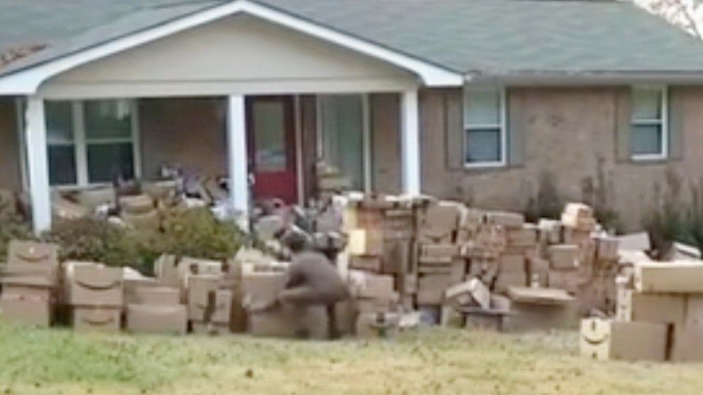 Il mistero della casa con centinaia di pacchi Amazon, vicini in rivolta: scatole fino in strada” – VIDEO