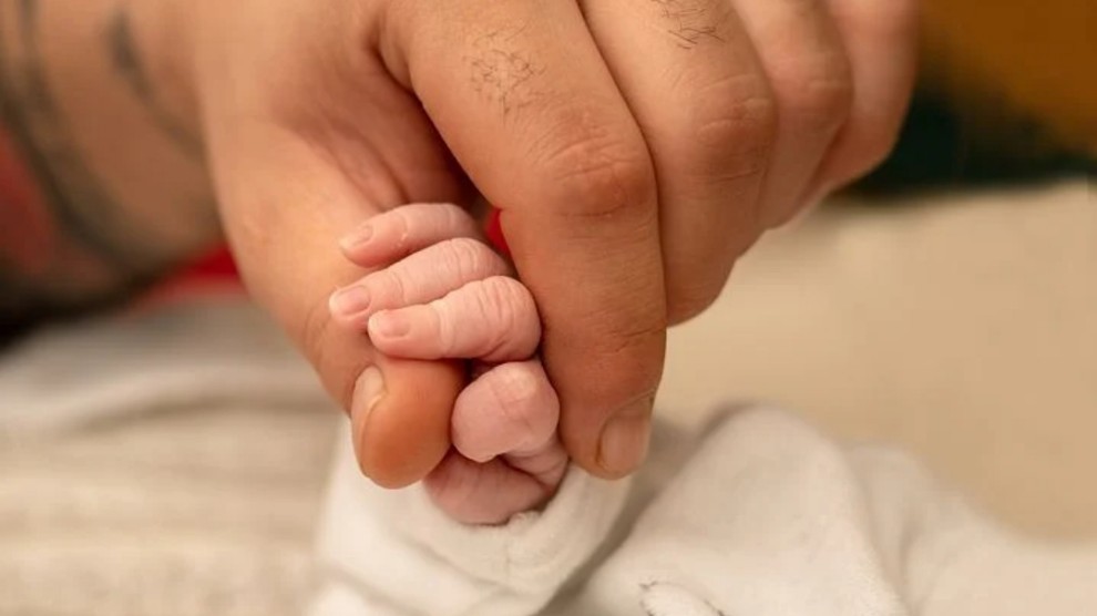 Dichiarato morto alla nascita, neonato si risveglia durante la sua sepoltura: “È un miracolo”