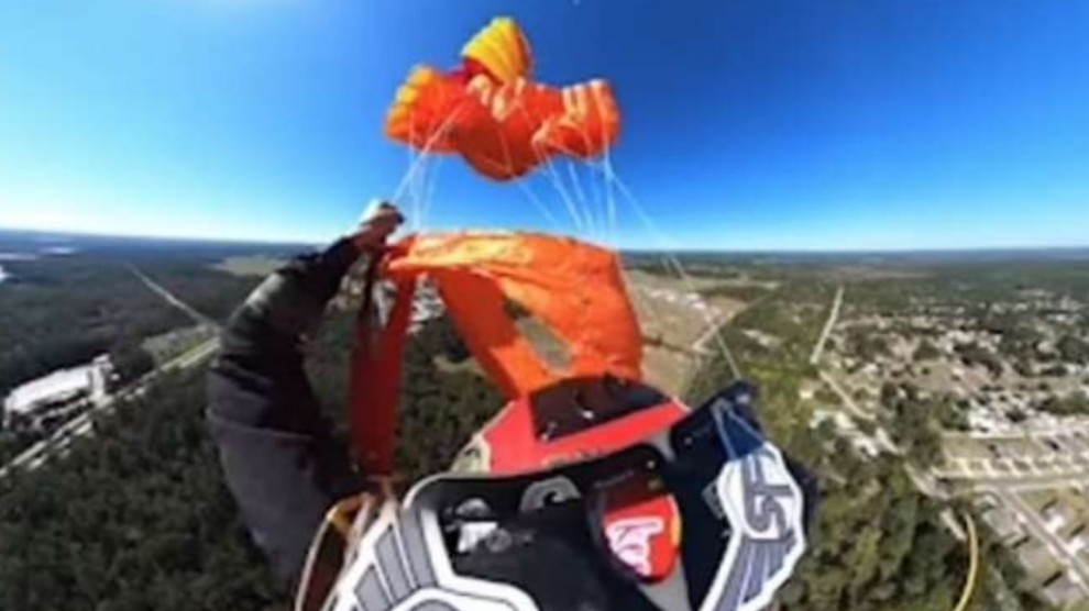 Resta impigliato nel paracadute durante il volo: salvato da un albero – VIDEO