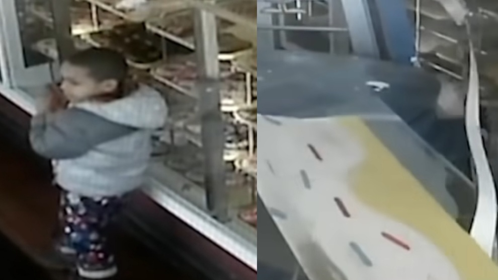 Auto piomba nel negozio di dolci: bimbo salvato dal padre per un soffio – VIDEO